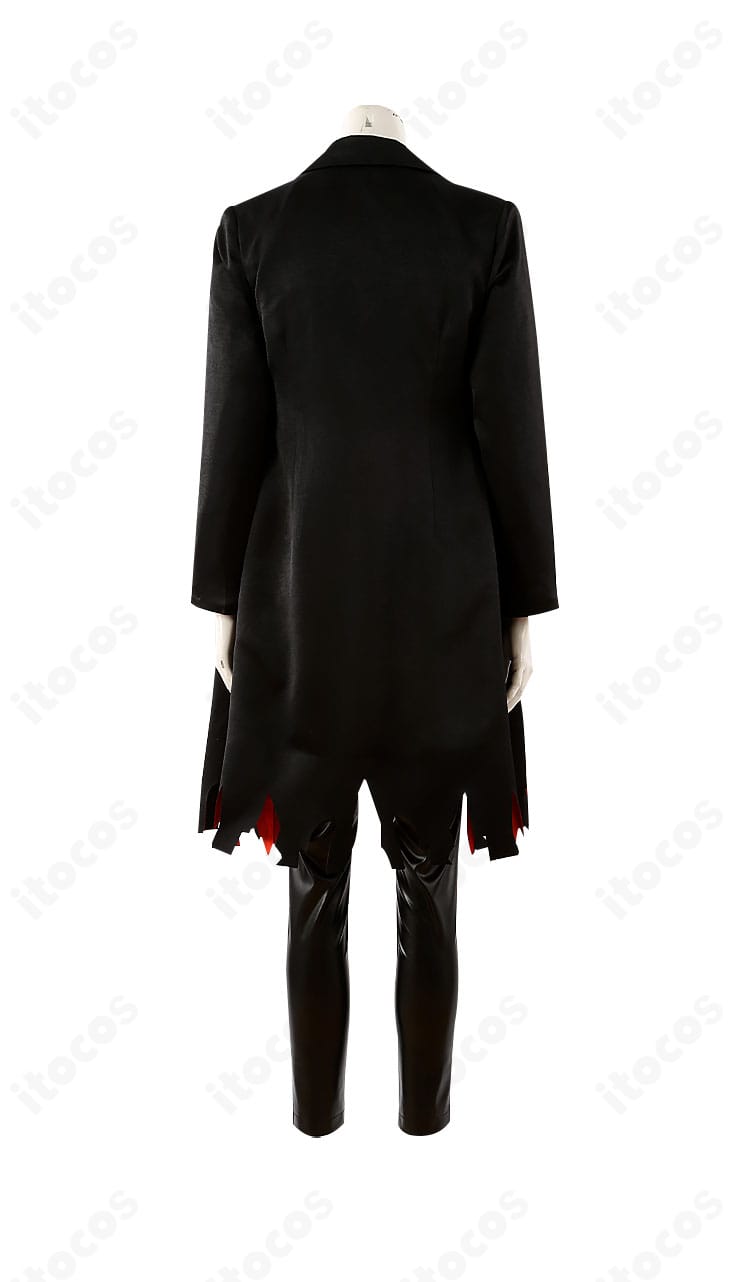 FGO テスカトリポカ 喫煙姿コスプレの背面。背中のデザインとコートの落ち感を確認でき、写真映えする後ろ姿を強調。