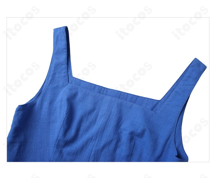 青いワンピースのスカート部分ディテール。装飾の見え方が美しく、写真撮影で表情が出るデザイン。