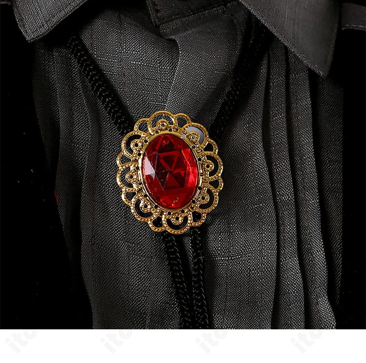 紅宝石風パーツのアップ。光を受けたビジューの質感と座金の仕上げが分かる画像