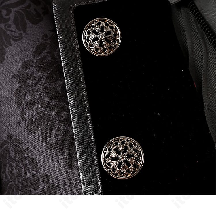 襟とボタン周りのディテール。ボタンの質感と縫い付け、ステッチ幅が分かる画像