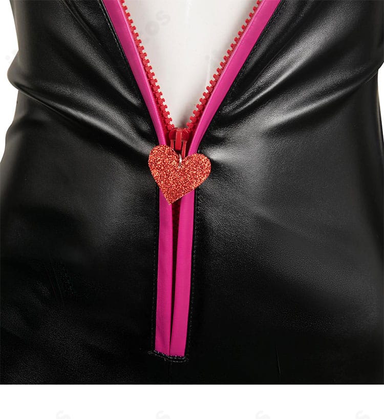 エンジェル・ダスト衣装の領口装飾アップ。首元のアクセントと生地表情でステージ感を演出。