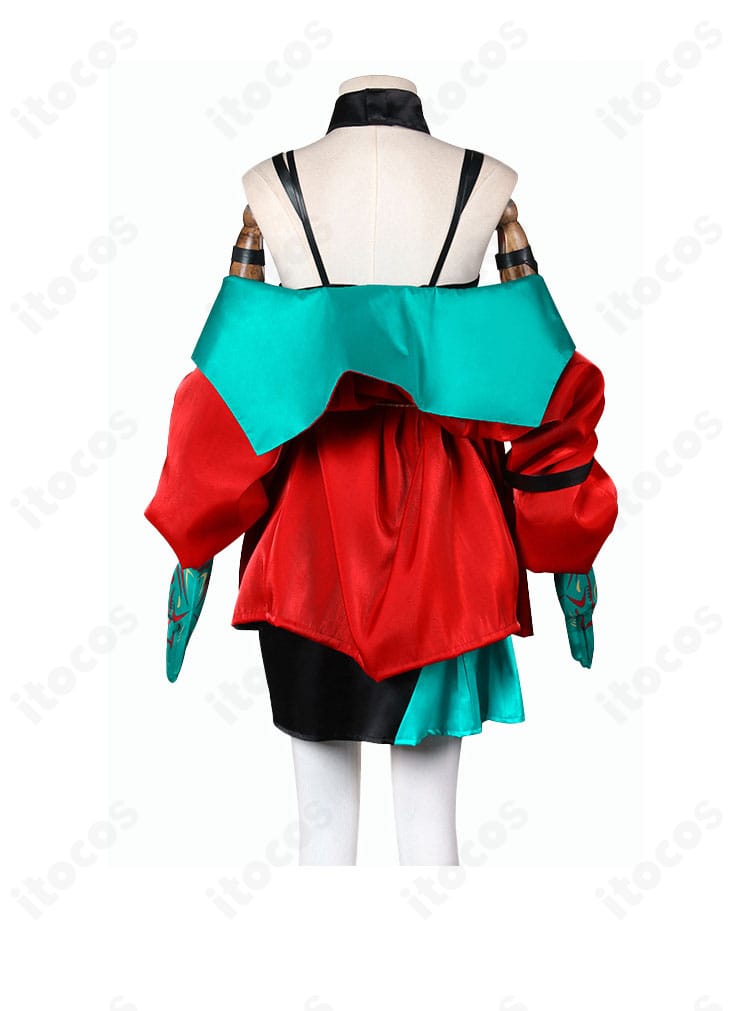 アークナイツ シー 新春「流砂」コスプレ衣装の背面。背中から裾までのラインと装飾配置が鮮明に分かる画像