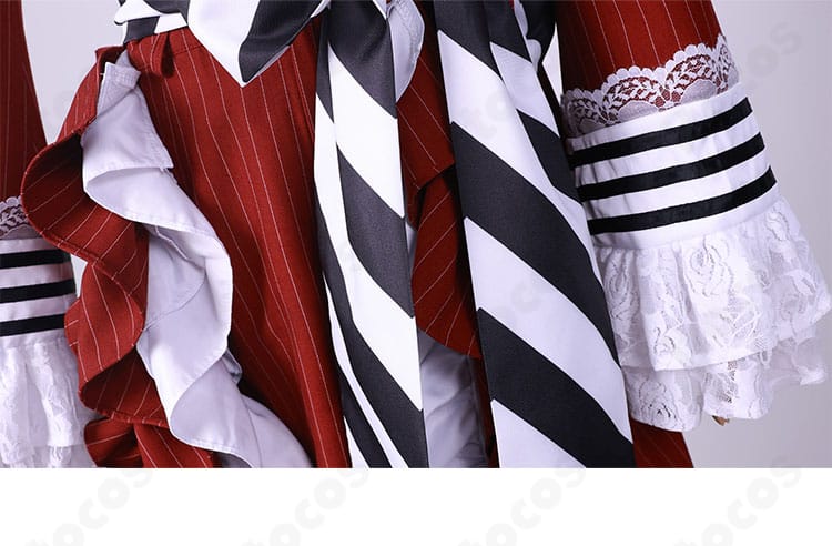 シエル・ファントムハイヴ衣装の腰部と袖口の装飾詳細。トリムとボタンの配置がクラシック感を強調。