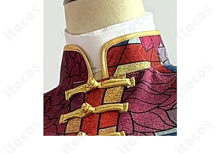 黒川イザナ衣装の襟元クローズアップ。精緻な刺繍と立ち襟の質感が伝わる画像