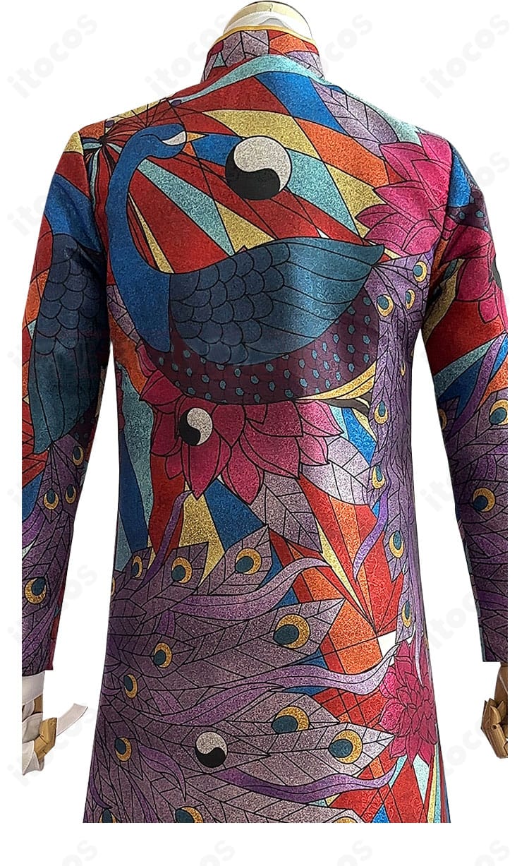 黒川イザナ 最後の世界線コスプレ衣装の背面。背中のラインと装飾配置が確認できる画像