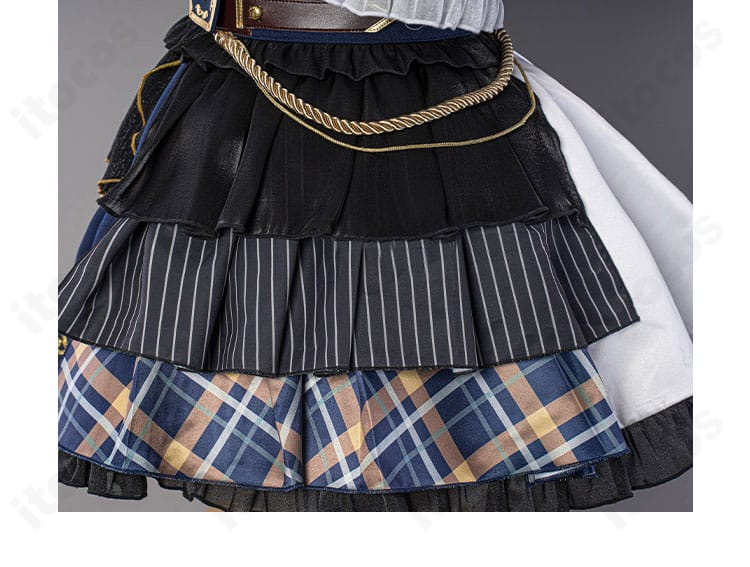 スカートの服飾ディテール。切り替えラインと装飾テープの整った縫製を捉えた画像。