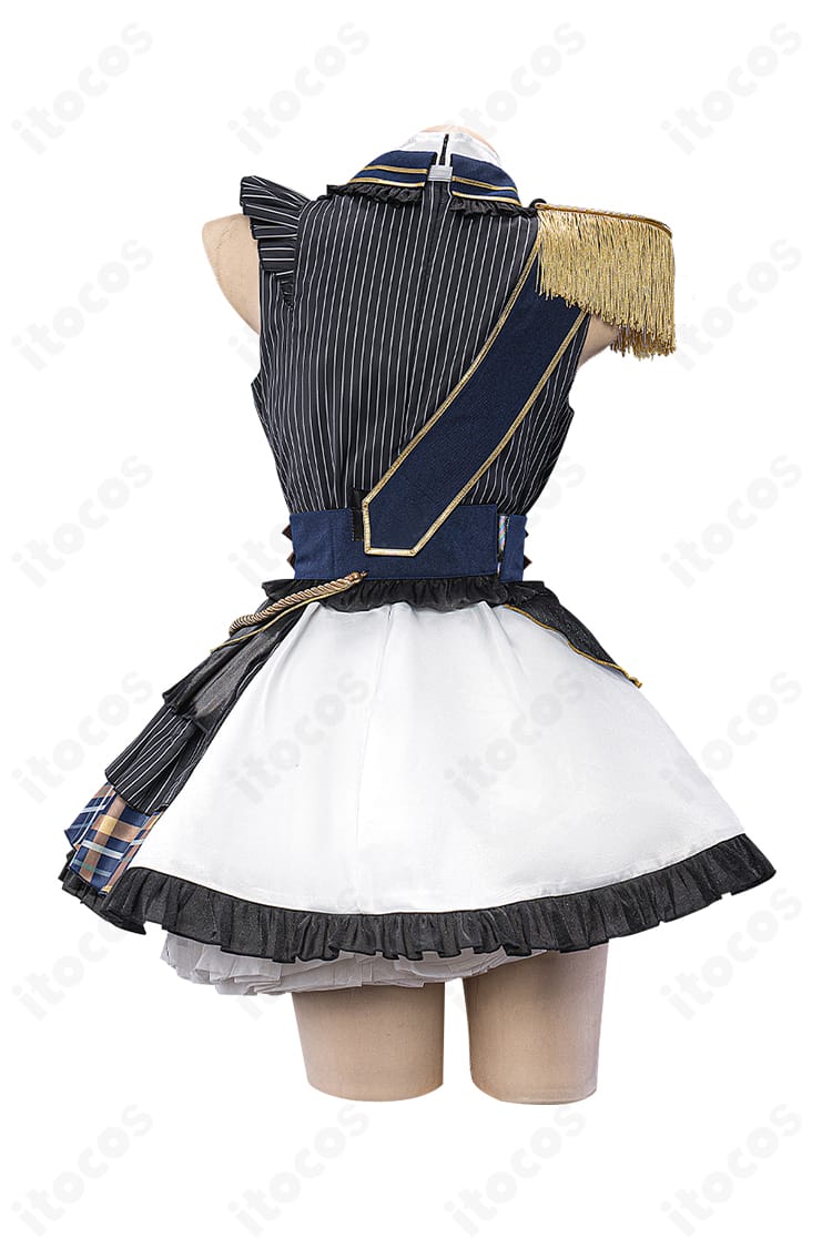 コスプレ衣装の背面装飾ディテール。背中の意匠と縁取りの仕立てを示すクローズアップ。