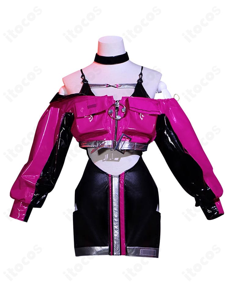 無期迷途 ニノのコスプレ衣装を正面から撮影。コートとワンピースのシルエットが分かる高再現の全体像。