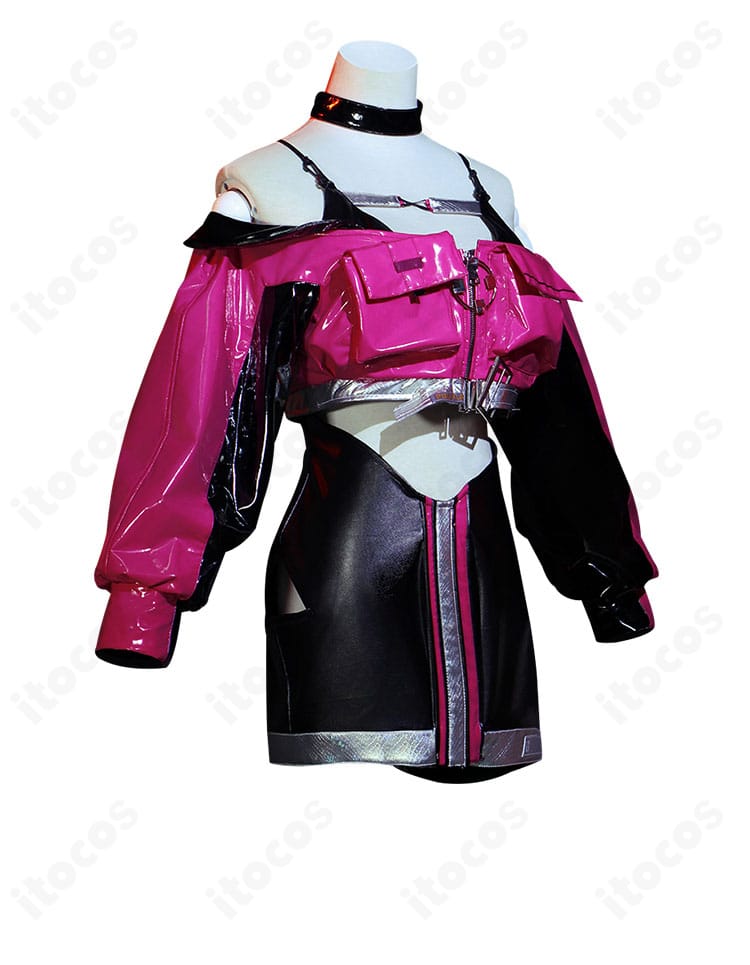 無期迷途 ニノのコスプレ衣装を側面から。コートのラインとワンピースのレイヤーが強調されたデザイン。