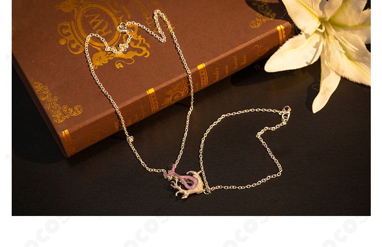 恋と深空 ホムラ コスプレ衣装 ネックレス。精巧なアクセサリーの形状と質感の拡大。