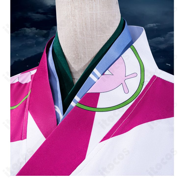 犬夜叉・神楽のコスプレ衣装 襟元・装飾ディテール。刺繍風の意匠と縫製の整いで、近接撮影でも映える仕上がり。