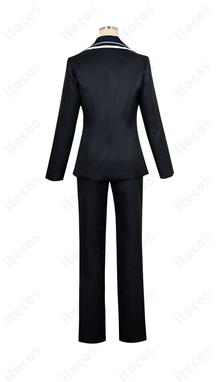 月詠イクト 制服コスプレ衣装の背面。コートの後ろ姿の落ち感と丈感、背面ディテールを示す画像。