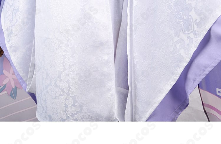 衣裾と襟周りの装飾ディテール。トリムの色分けと刺繍の密度、縁処理の美しさを強調。