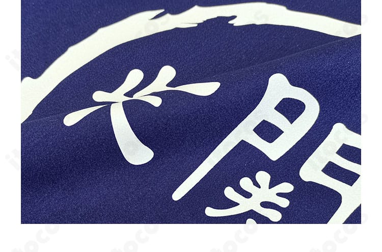 腰帯の装飾パーツ近接。質感とエッジの仕立てを強調。