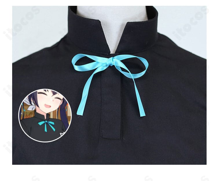 襟元のブルー蝶リボン装飾のアップ。可愛いアクセントで撮影映え。