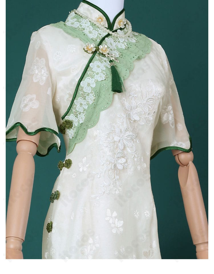 衣装全体の装飾バランスのディテール。胸元から裾までのラインとパーツ配置