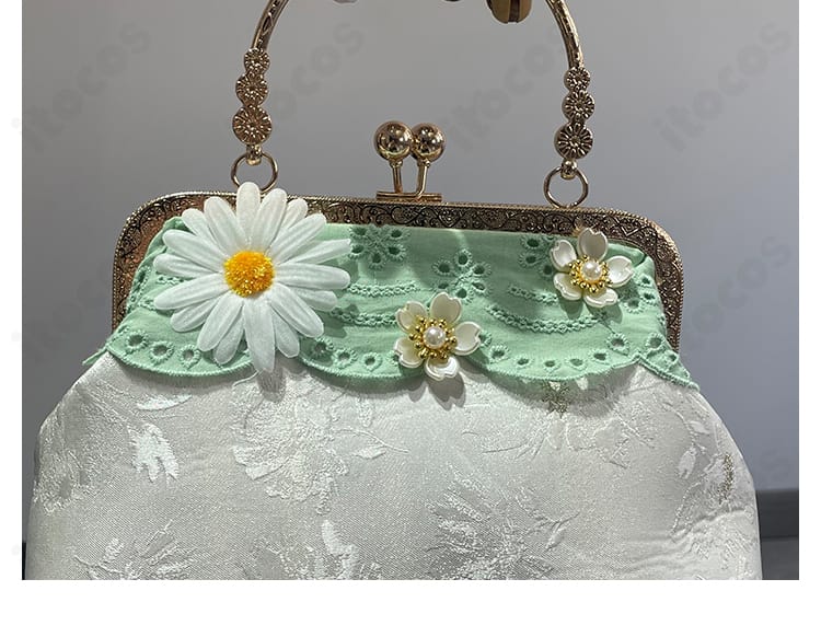 付属バッグの装飾ディテール。色合いと縁取りの質感に焦点