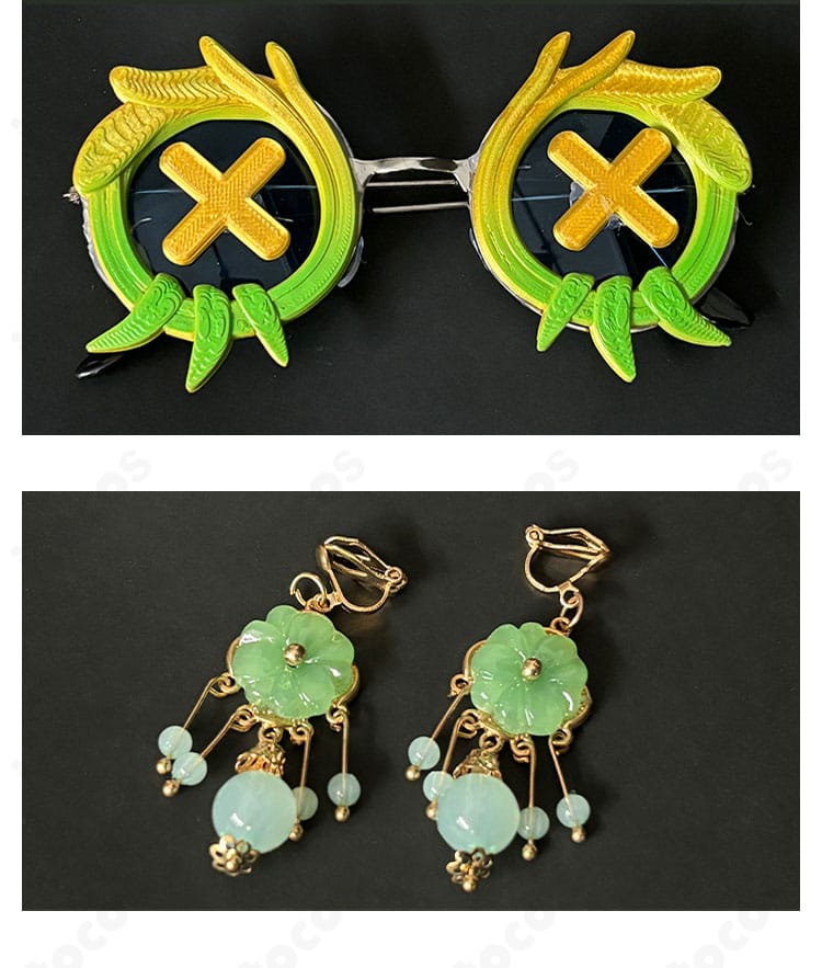 メガネと耳飾りの近接カット。アクセサリーの形状と輝きが分かる