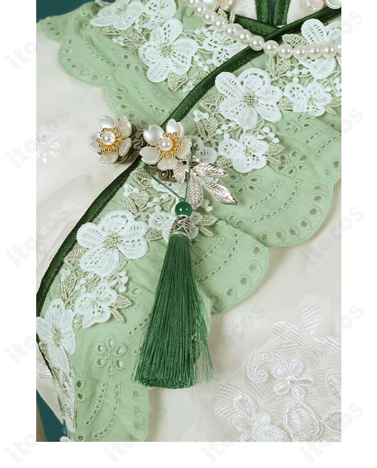 開襟部分の意匠と合わせ位置の拡大。打ち合わせの角度と装飾の質感が分かる