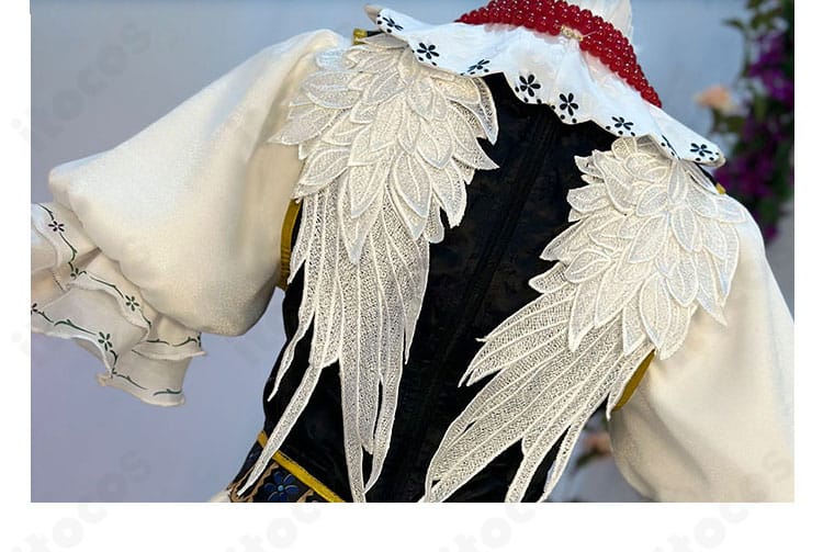 背面の羽根装飾ディテール。形状と取り付け位置を示すクローズアップ画像