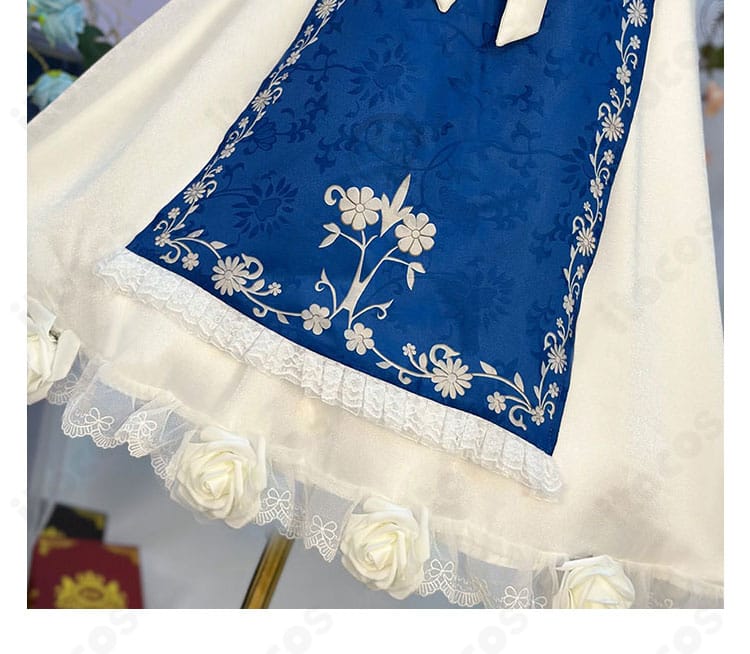 スカート装飾のアップ。裾のトリムと生地のドレープが分かるディテール画像