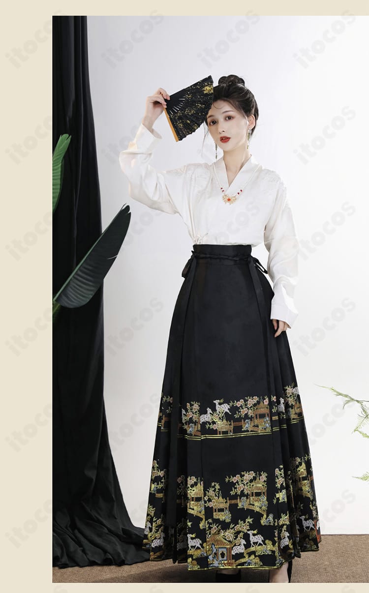 扇子小物と合わせた着用例。華やかな刺繍と中華風コーデの相性を表現したカット。