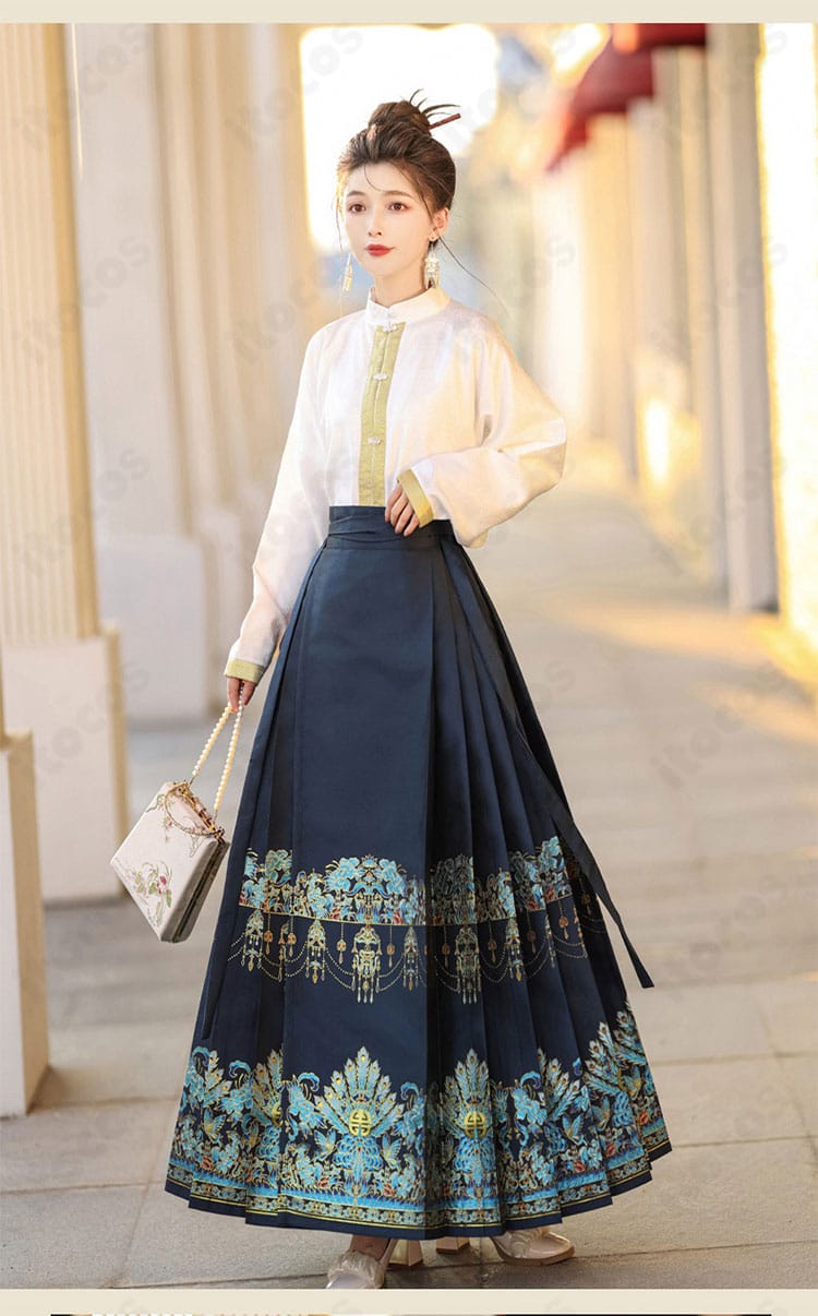 黒色の馬面裙正面。シンプルな面構成と刺繍のコントラストが分かる画像