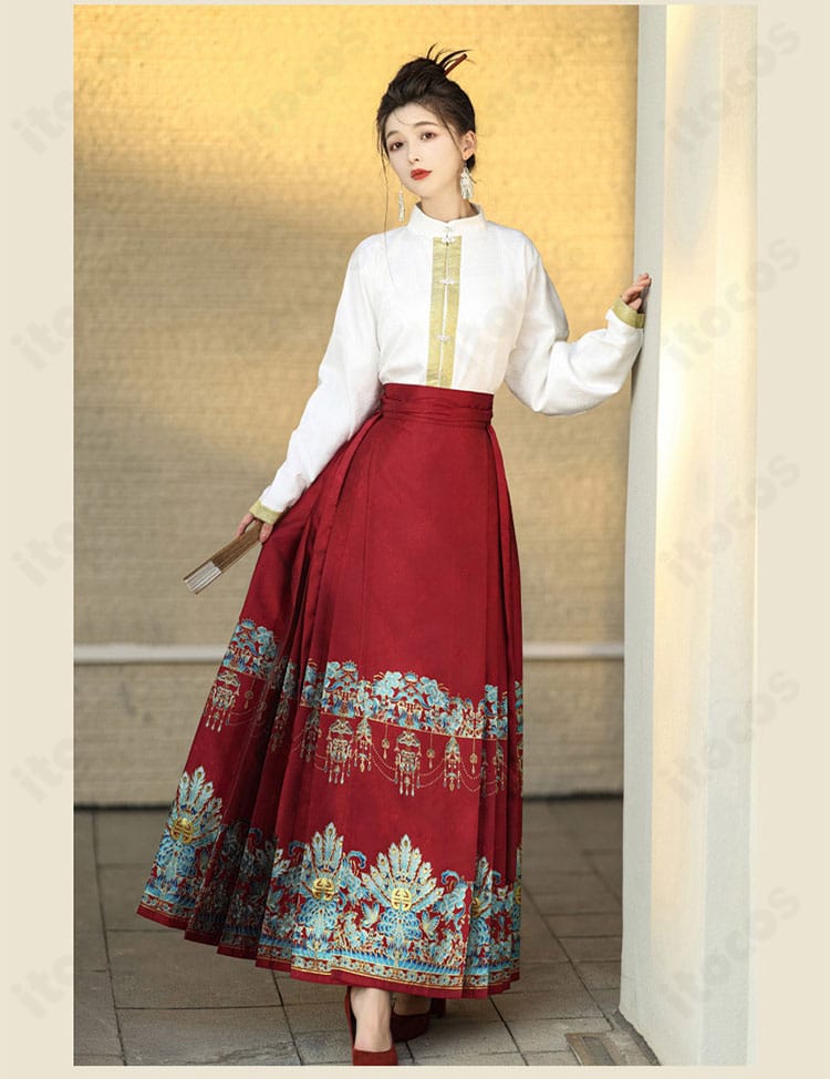 立襟トップスと馬面裙の左側面。縦ラインと刺繍の配置が分かるディテール