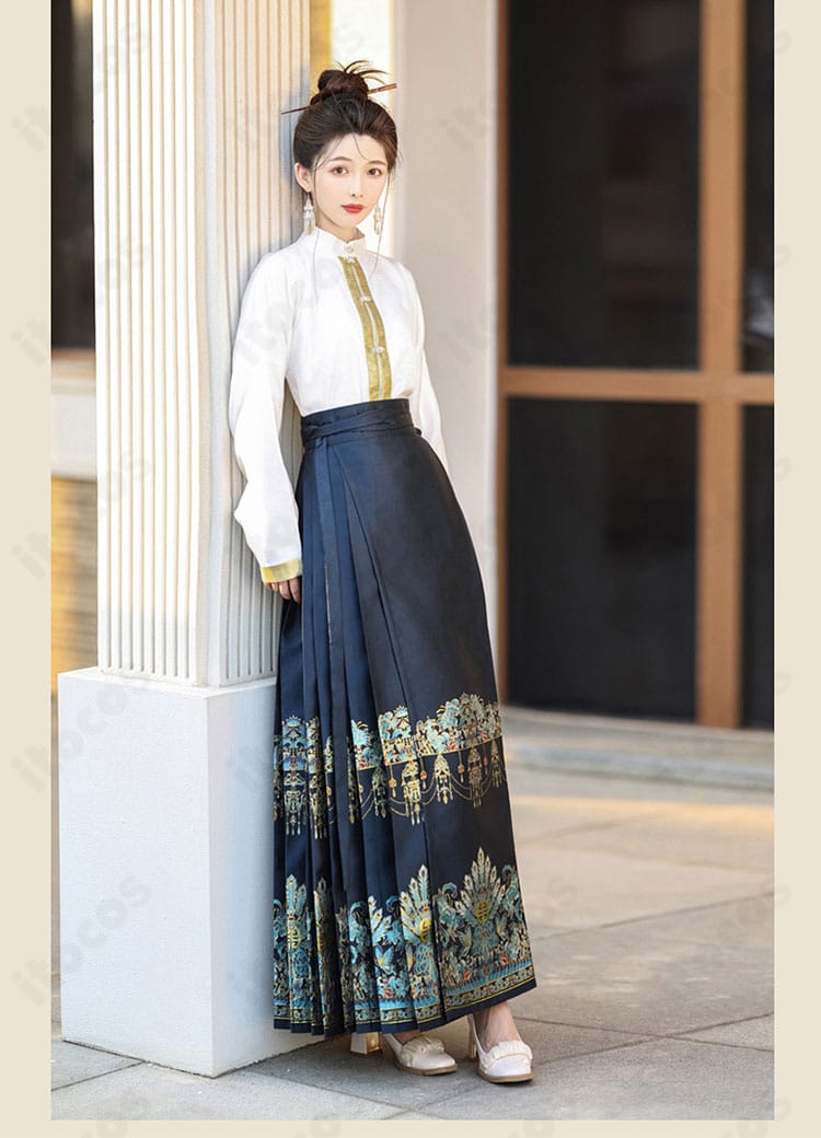 黒色馬面裙の右側ディテール。縦方向のラインと折り目の表情を強調