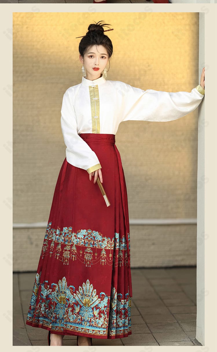 赤色の馬面裙ディテール。刺繍装飾と裾まわりの意匠を近接で表現