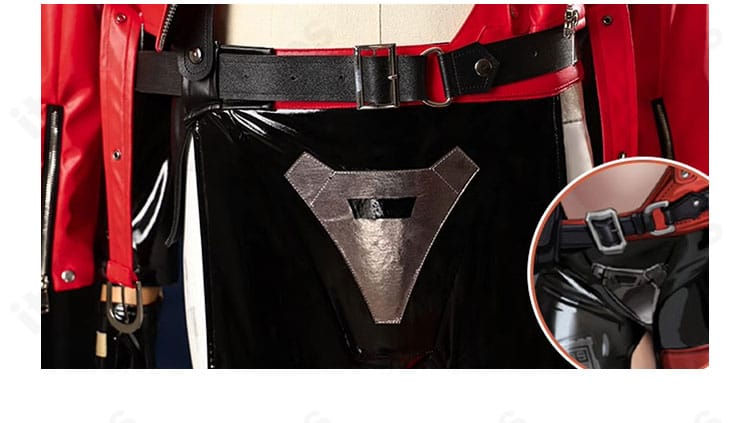 レッドフード衣装 腰と腿の正面装飾。ストラップ配置でミリタリー感を強調。