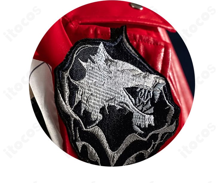 レッドフード衣装 肩パーツのクローズアップ。象徴的な肩部装飾が存在感を強調。