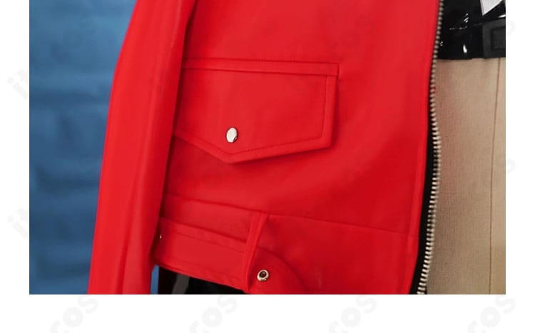 レッドフード衣装 外套ポケットのディテール。実用性とスタイルを兼ね備えたデザイン。
