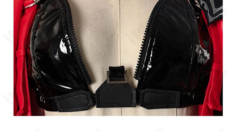 レッドフード衣装 胸部の装飾ディテール。コアモチーフを活かしたバランスの良いデザイン。