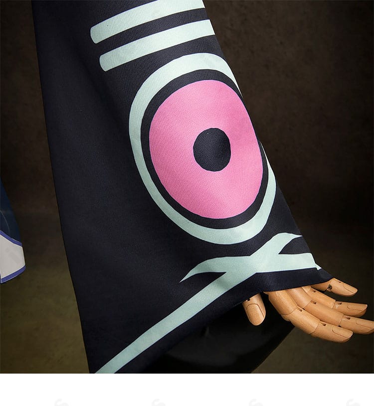 袖に施されたグラフィック装飾の拡大（模様の質感）