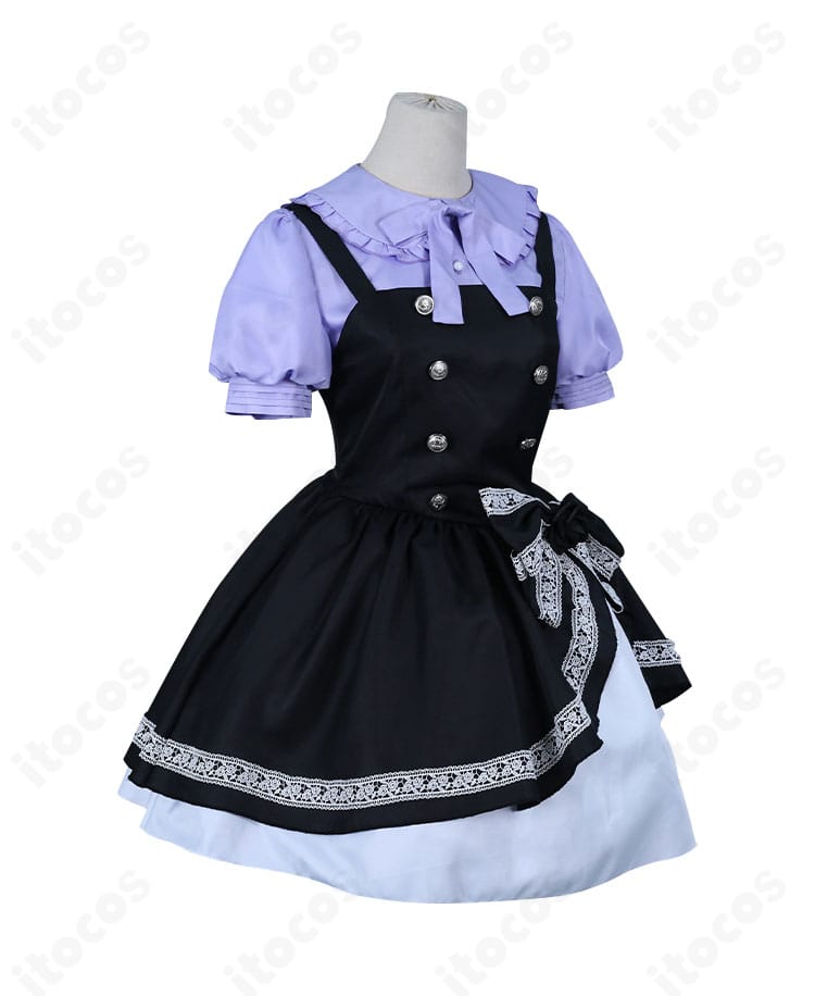 小鳥遊六花 ゴシック服コスプレの右側面。袖とスカートのライン、側面のレースや装飾の見え方を示すディテール。