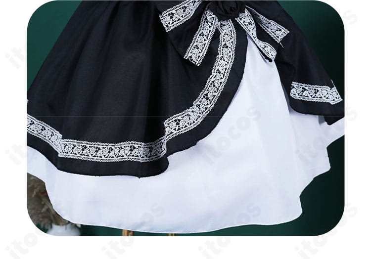 小鳥遊六花 ゴシック服コスプレのスカート正面。フレアの広がりとレースの配置が分かる全体。