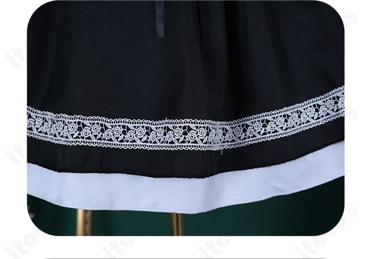 小鳥遊六花 ゴシック服コスプレのスカート裾アップ。ヘムのレースと柄装飾の細かな縫製。