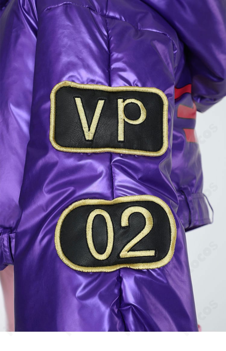 コート左袖のデザイン詳細。ラインワークと印字位置のバランスを強調。