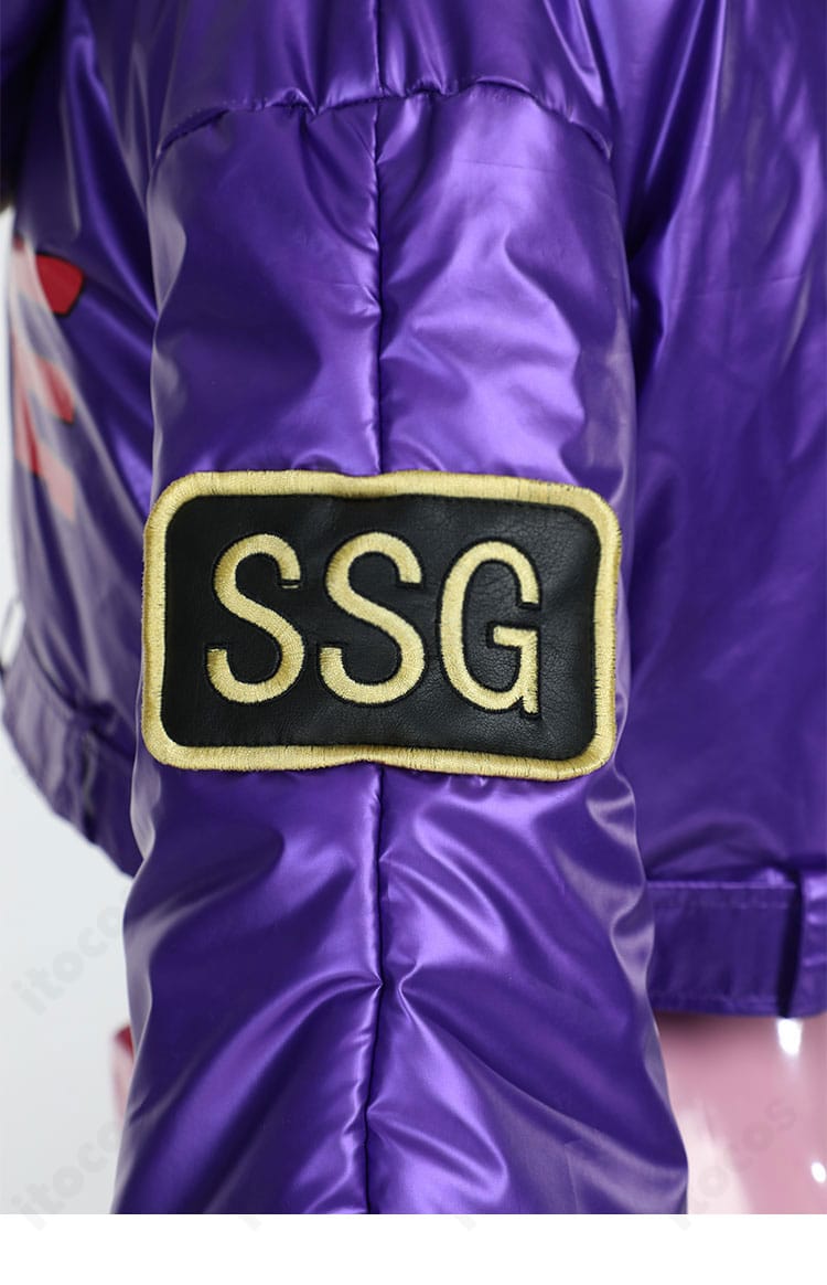 コート右袖のデザイン詳細。左右で異なるグラフィック配置の再現度を確認。