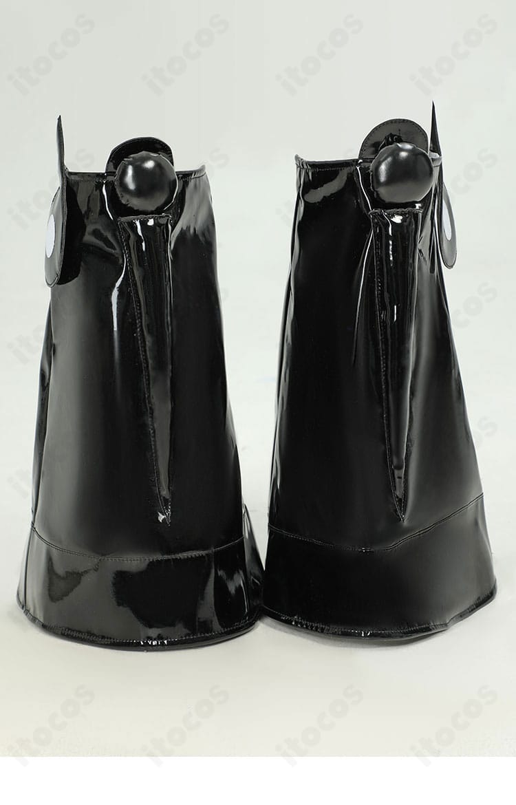 衣装に合わせた靴の正面。シャープなシルエットでエッグヘッド編のテイストにマッチ。