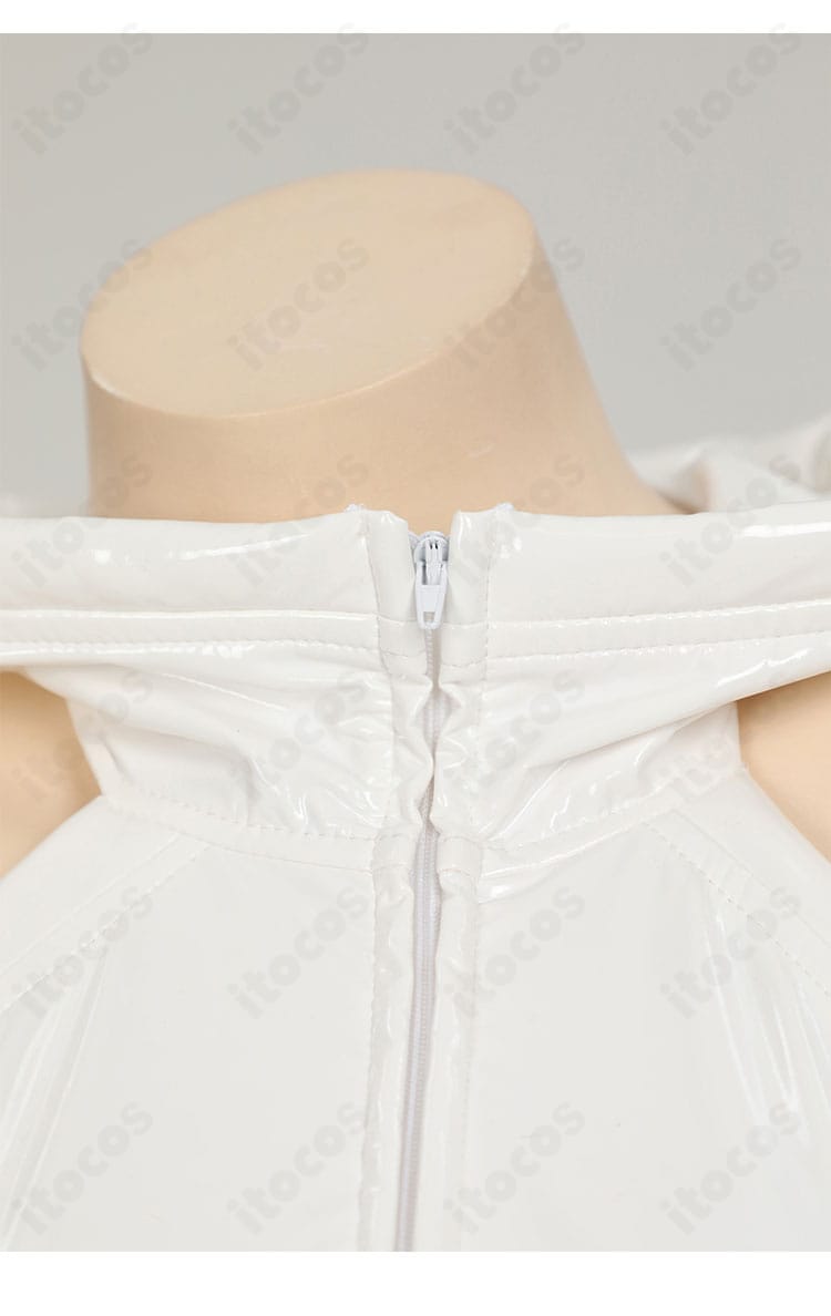 襟元ディテールの拡大。刺繍表現と生地の質感、縫製ラインを確認できるクローズアップ。