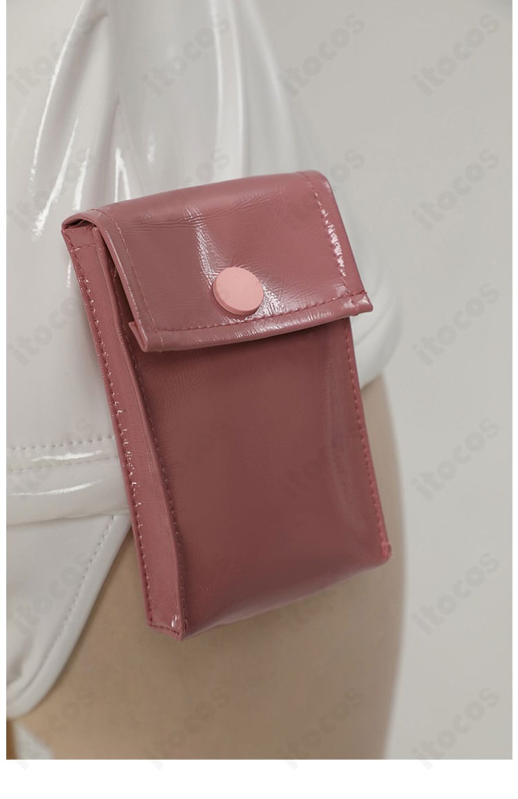 ウエスト周りのピンク小物ディテール。ウエストポーチと差し色の配置がわかるカット。