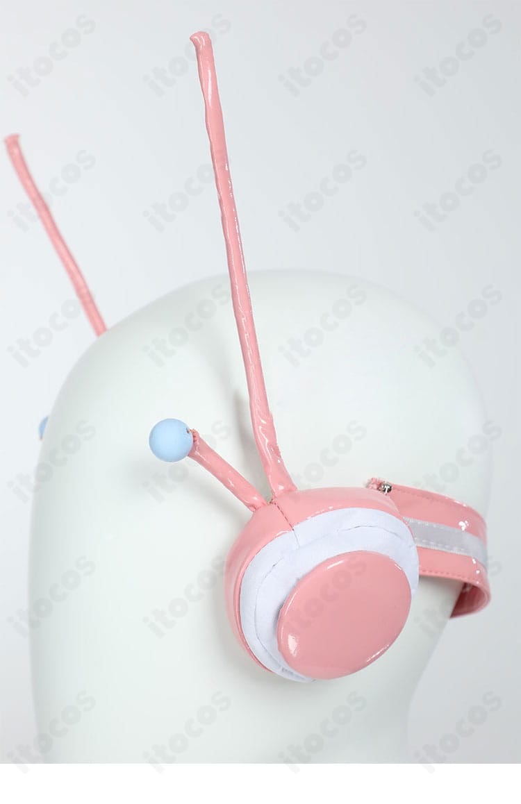 ウエストポーチと金属腕リングの質感比較カット。反射と色味の違いがわかるディテール。