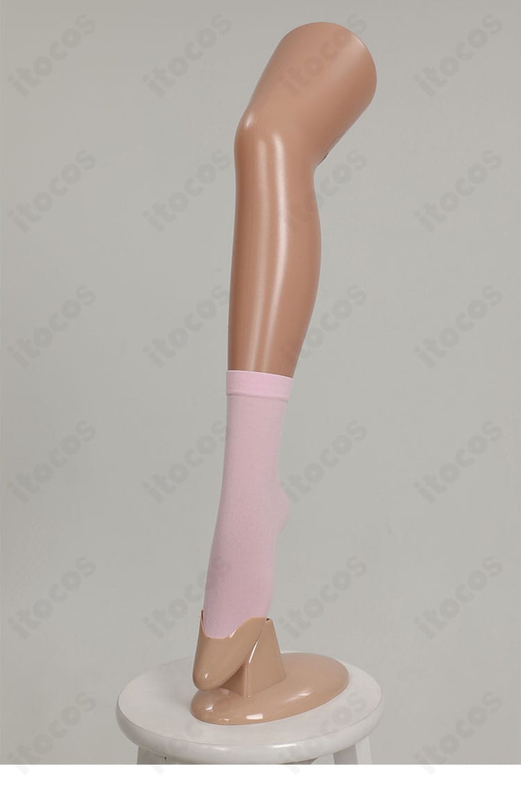 レッグカバーのディテール。装飾ラインとフィット感、丈バランスが確認できるカット。