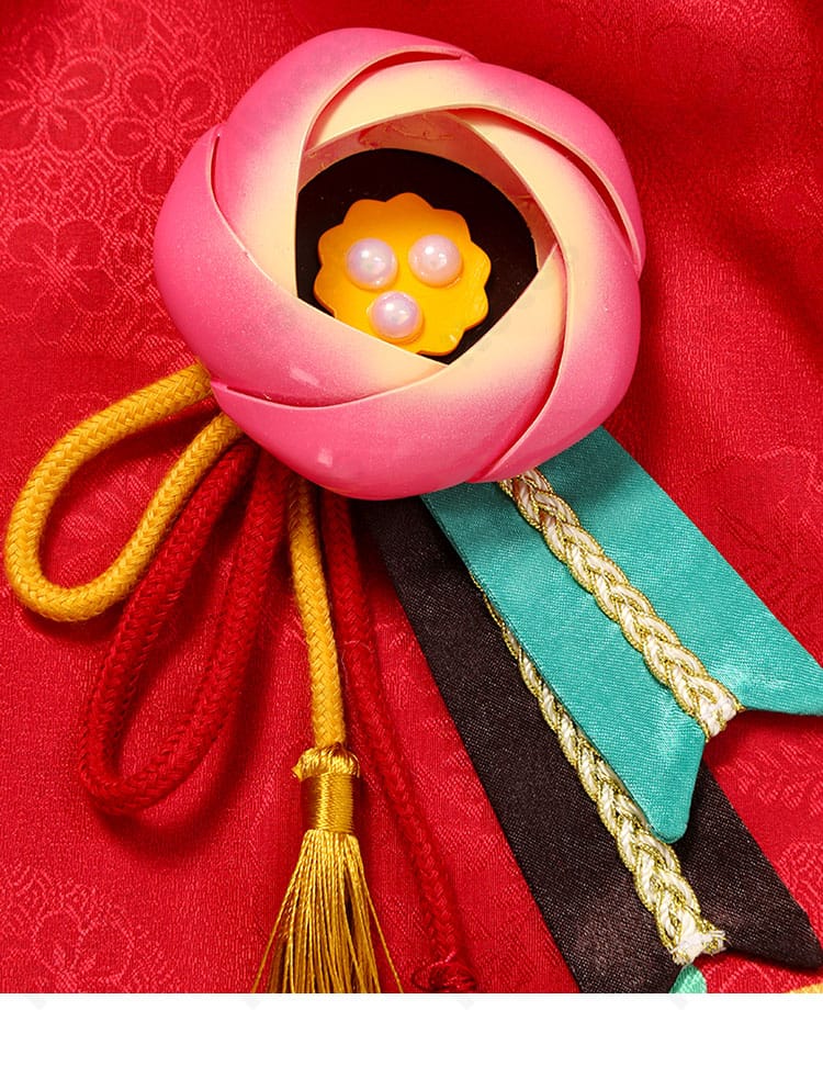 姫宮桃李 コスプレ衣装の胸元アクセサリー。色彩のアクセントと配置バランスを示す接写。