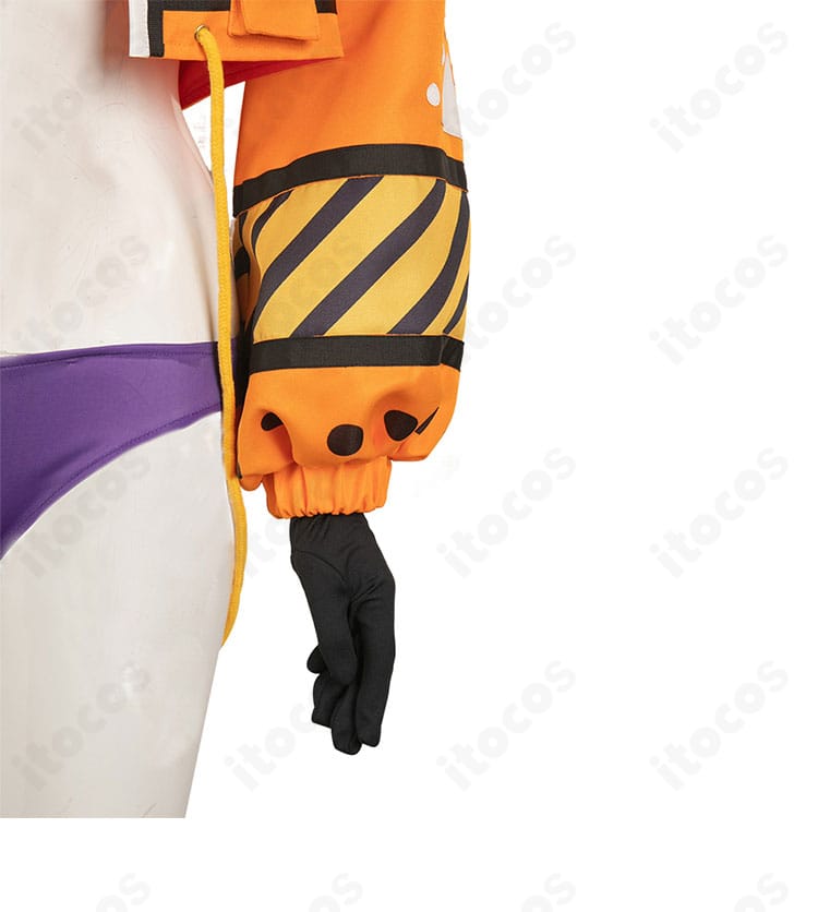 ヨーク（PUNK-06 欲）衣装の袖ディテール。刺繍と装飾パーツの仕立てがわかるアップ写真。