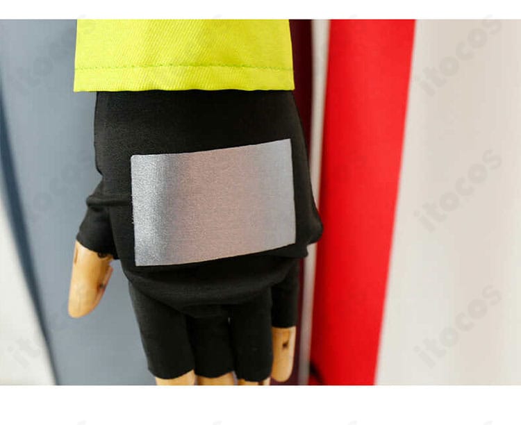 カミル衣装の手袋と手首飾りのアップ。装飾パーツの質感と配置でキャラクター性を際立たせる。