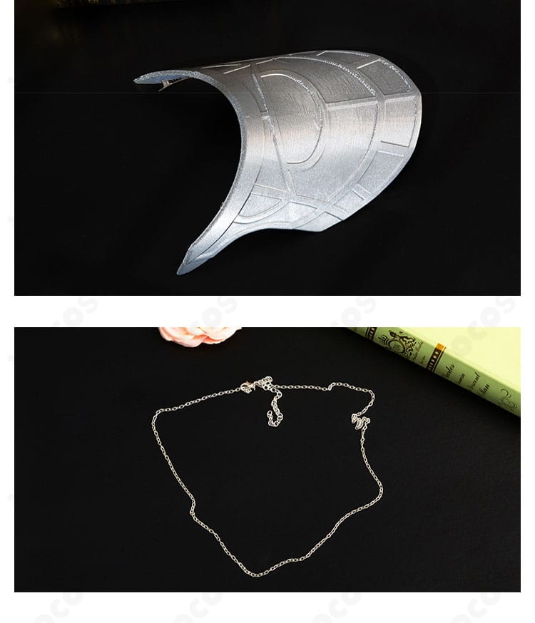 襟と肩周りの装飾構成。肩鎧の重ねと配色のコントラストが伝わる写真