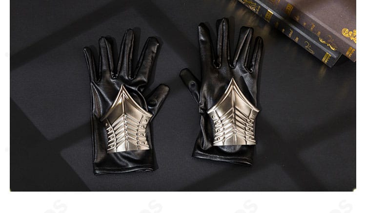 手袋の意匠と素材感。指先まで再現された精緻なデザインの近接